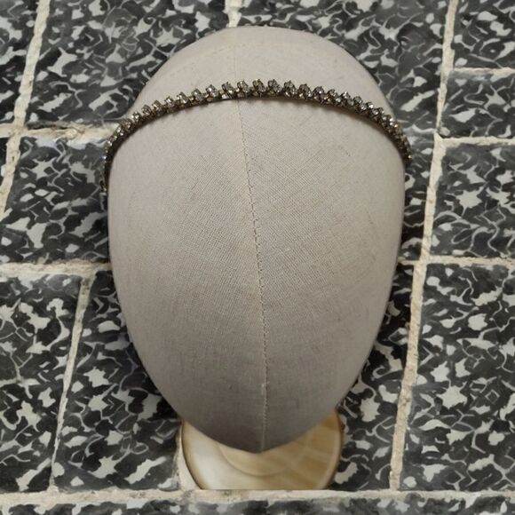 LADIES SILVER HAIR BAND WITH DECORATIVE RHINESTONES. - Picture 1 of 2